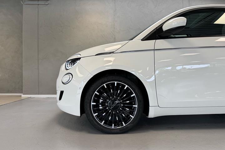 Hvid Fiat 500e fra 2023