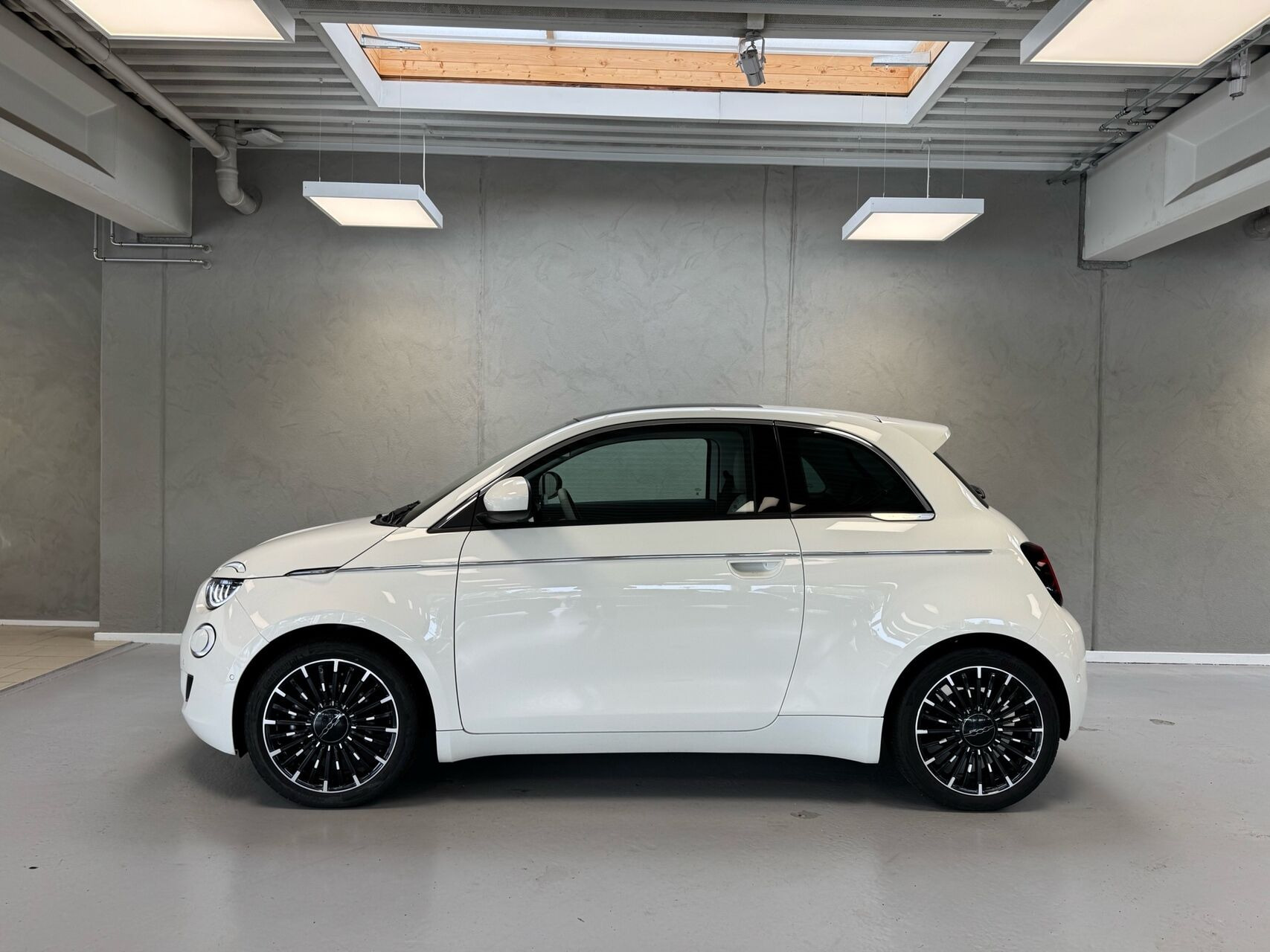 Hvid Fiat 500e fra 2023