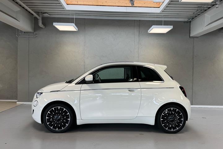 Hvid Fiat 500e fra 2023