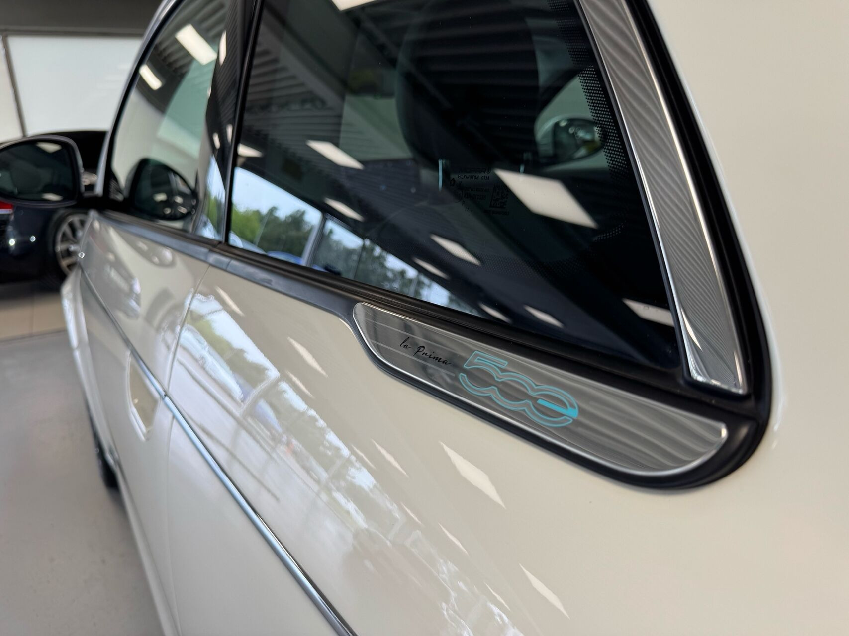 Hvid Fiat 500e fra 2023