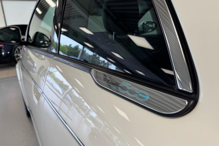 Hvid Fiat 500e fra 2023