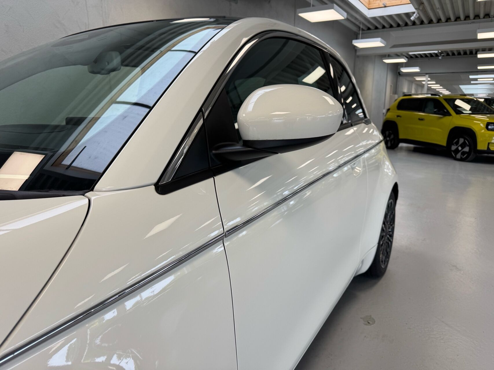 Hvid Fiat 500e fra 2023