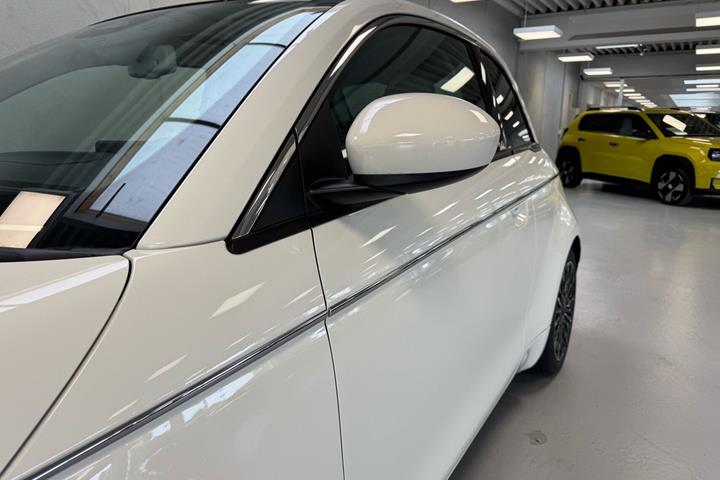 Hvid Fiat 500e fra 2023