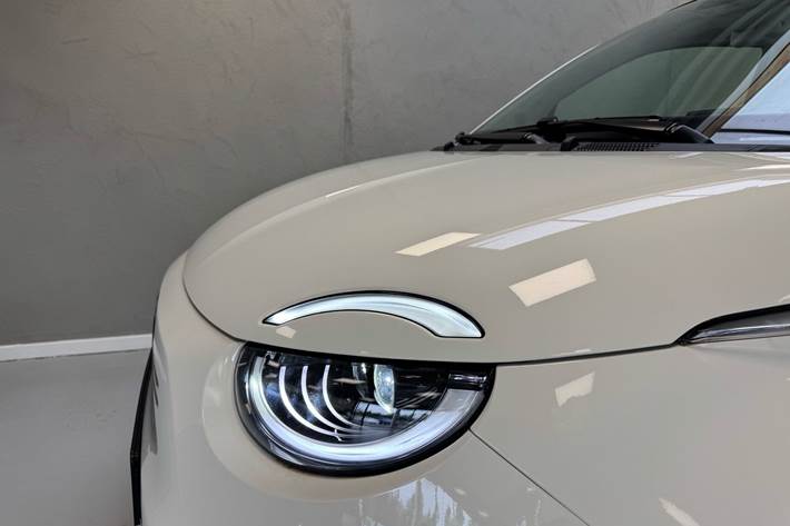 Hvid Fiat 500e fra 2023