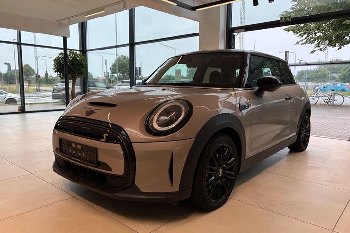 Brun Mini Cooper fra 2022 set udefra