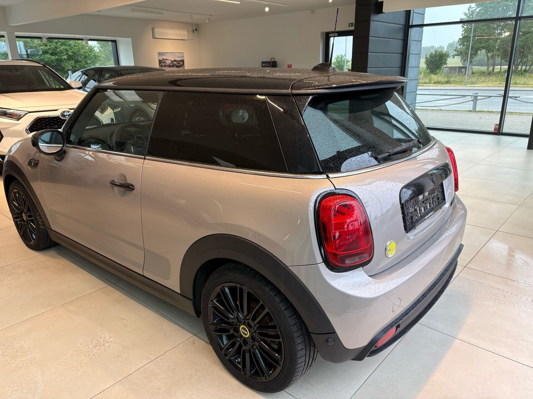 Brun Mini Cooper fra 2022