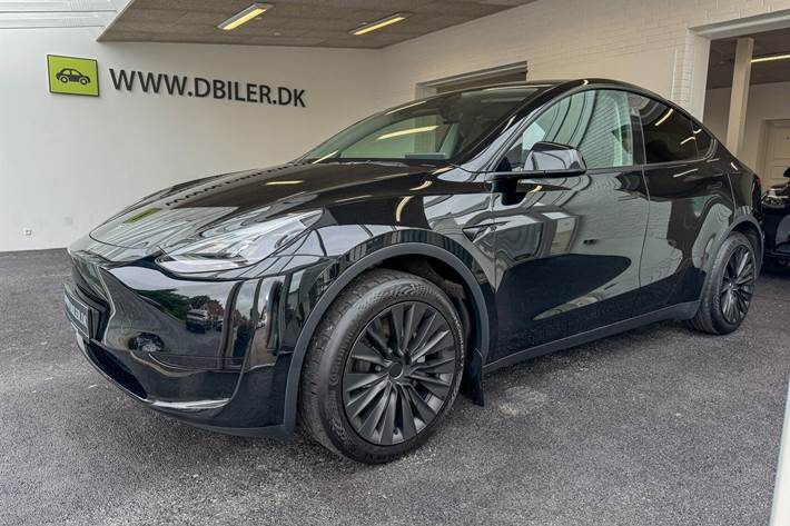 Sort Tesla Model Y fra 2024
