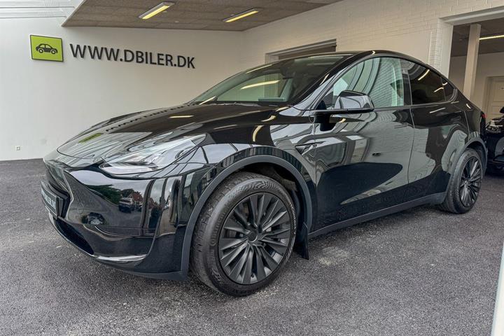 Sort Tesla Model Y fra 2024 set udefra