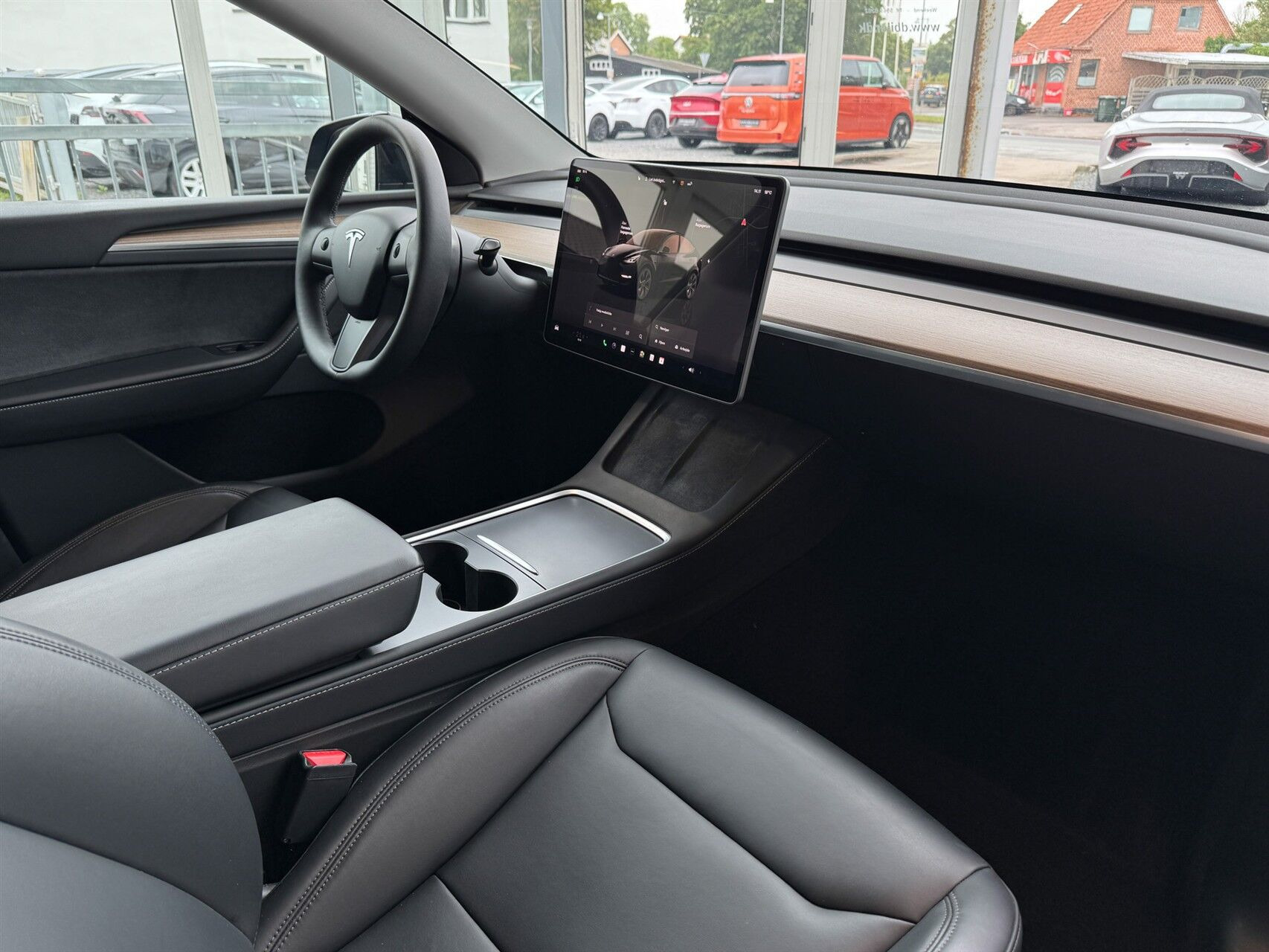 Sort Tesla Model Y fra 2024