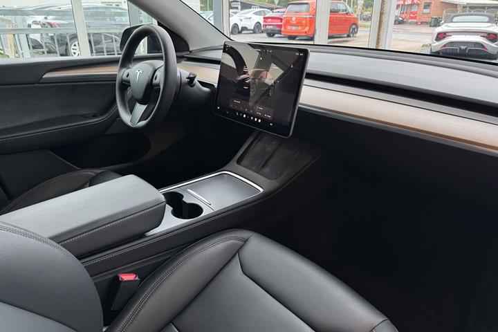 Sort Tesla Model Y fra 2024