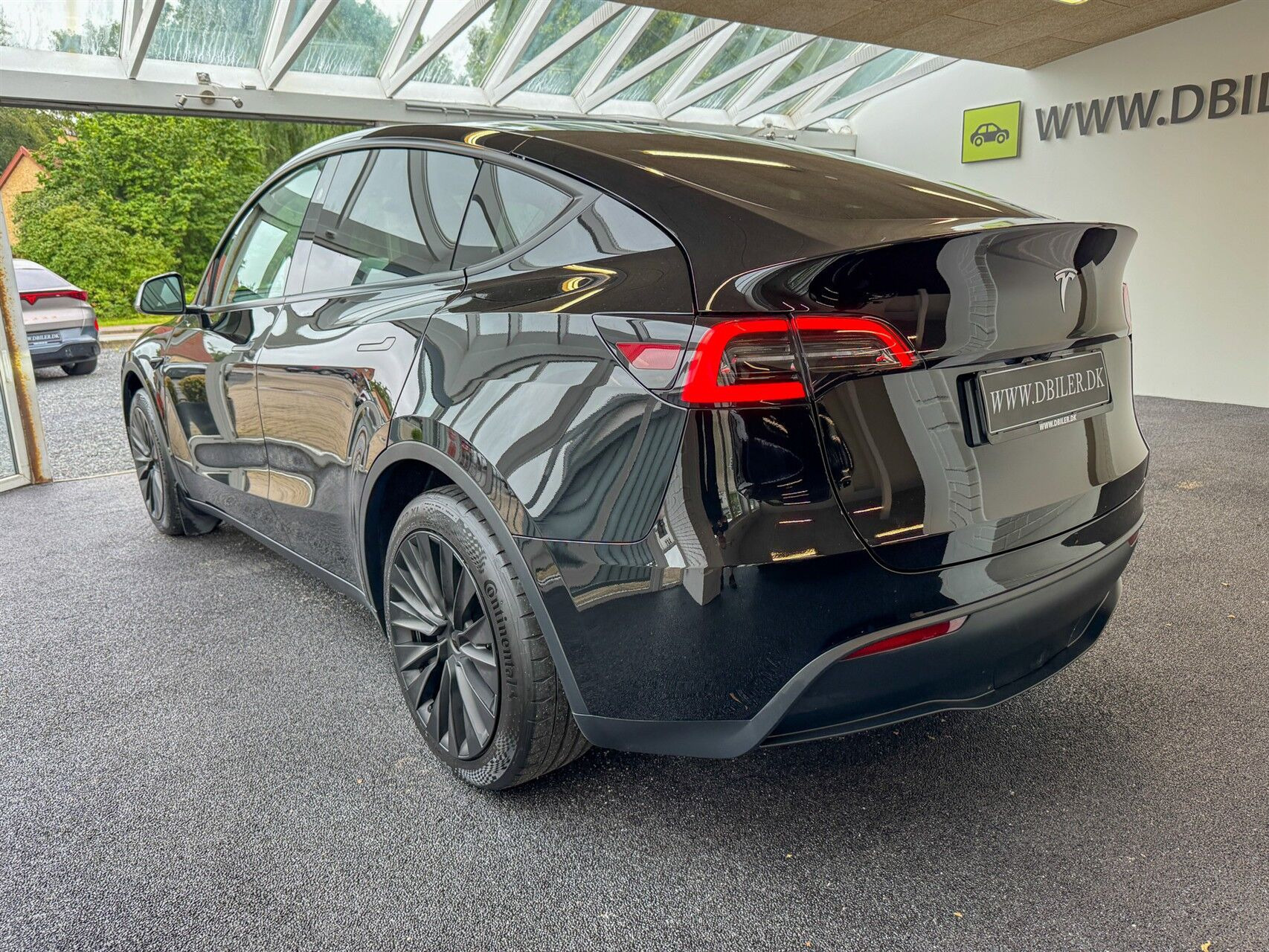 Sort Tesla Model Y fra 2024