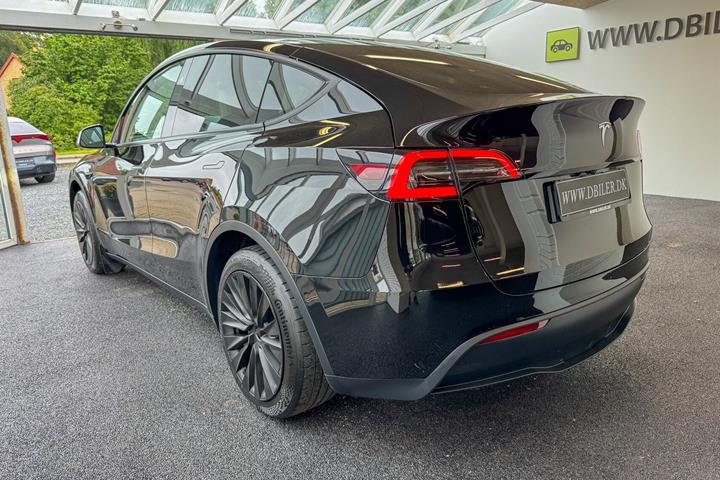 Sort Tesla Model Y fra 2024