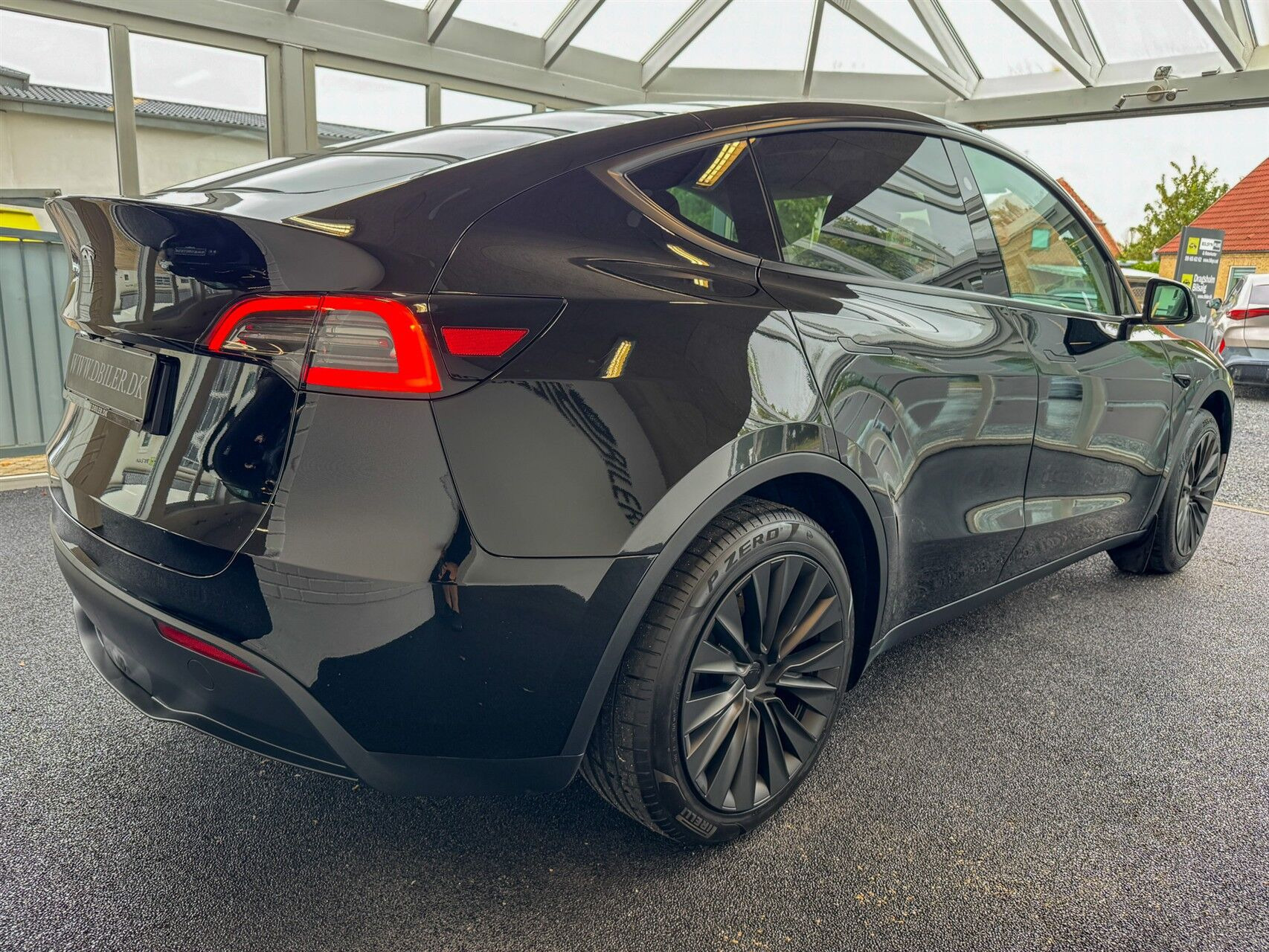 Sort Tesla Model Y fra 2024