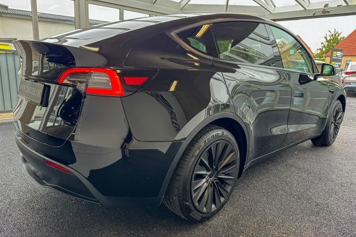 Sort Tesla Model Y fra 2024