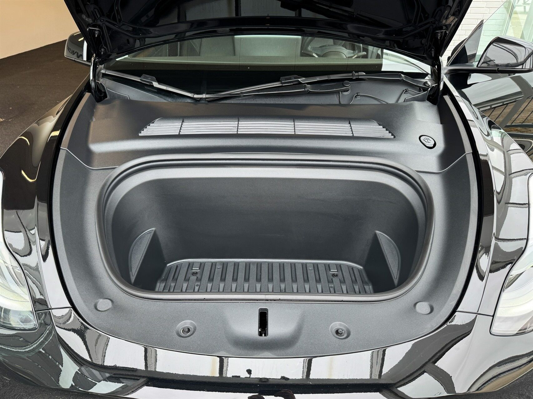Sort Tesla Model Y fra 2024
