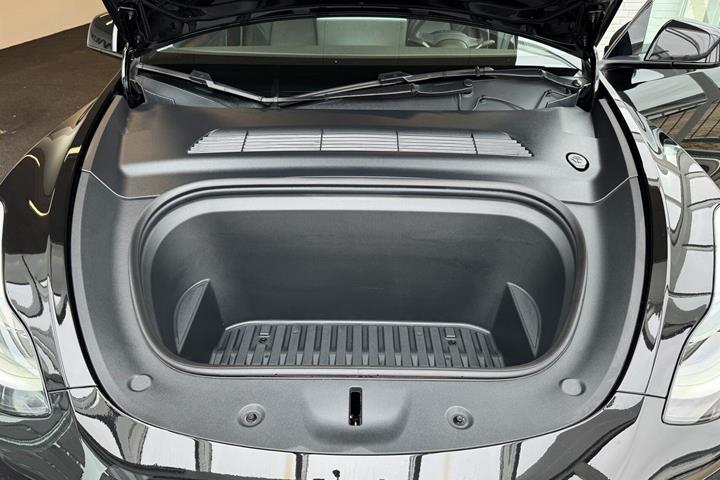 Sort Tesla Model Y fra 2024