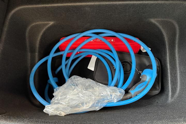 Sort Tesla Model Y fra 2024