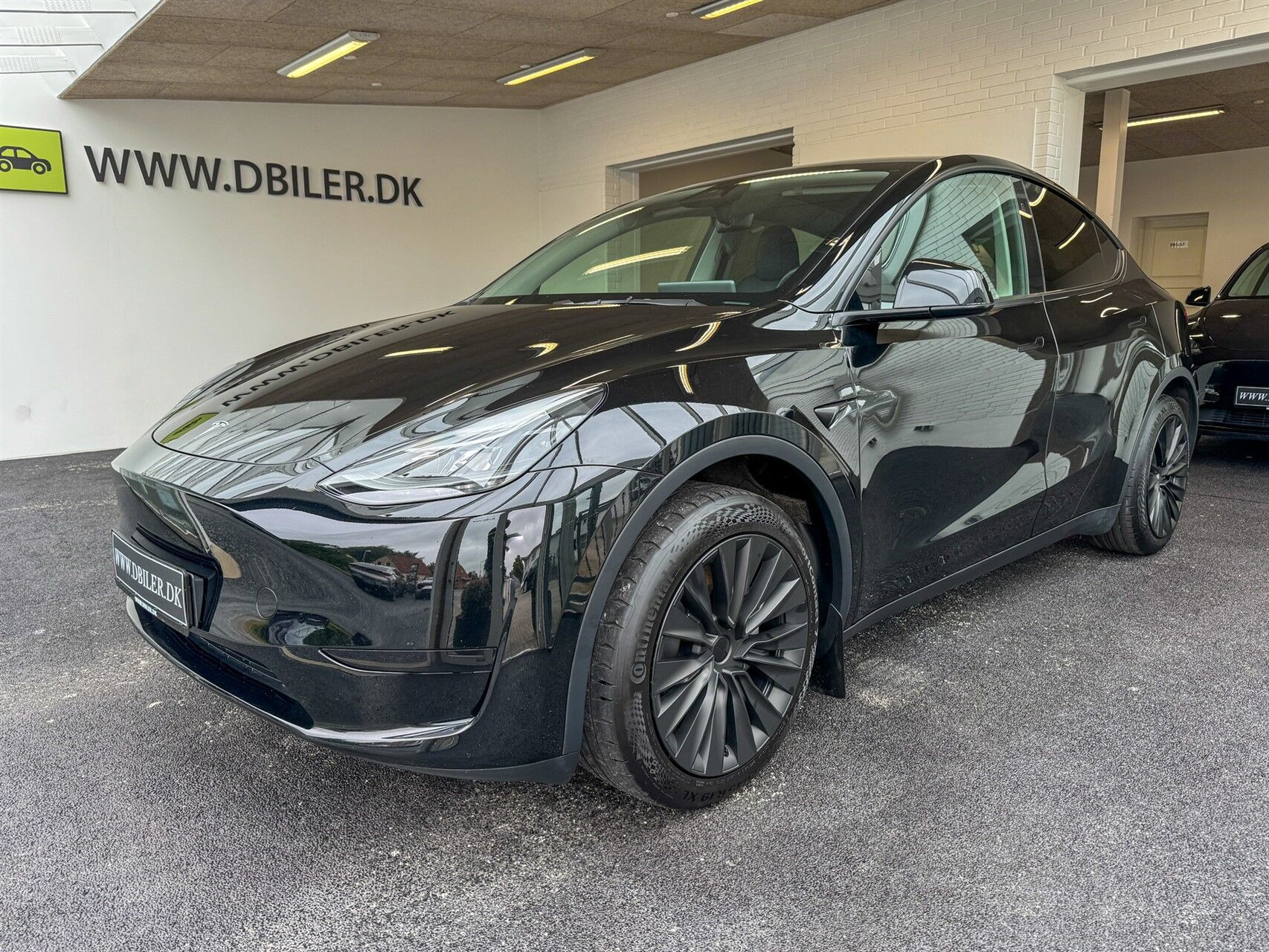 Sort Tesla Model Y fra 2024