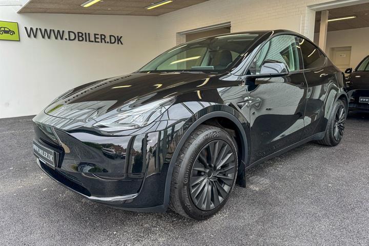 Sort Tesla Model Y fra 2024