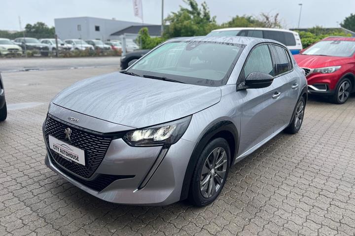 Sølv Peugeot e-208 fra 2022 set udefra