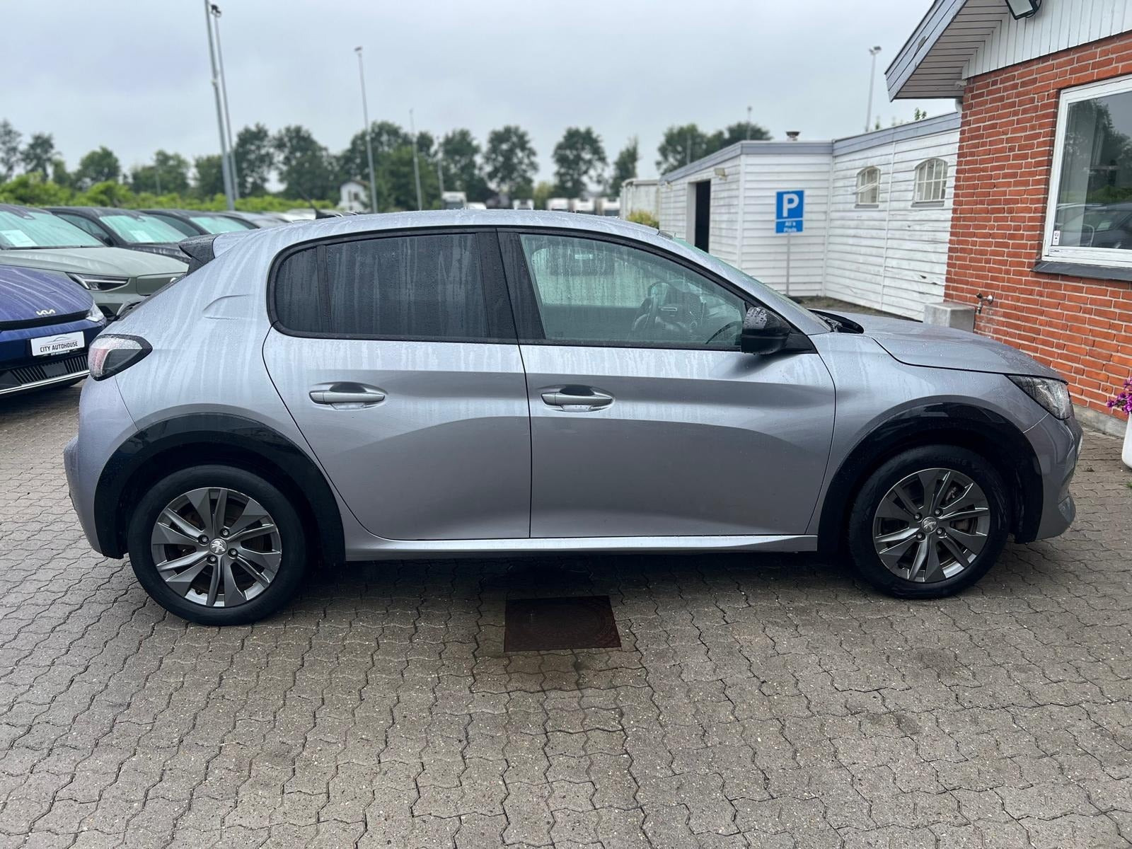 Sølv Peugeot e-208 fra 2022