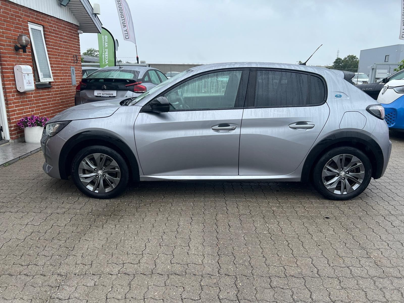 Sølv Peugeot e-208 fra 2022