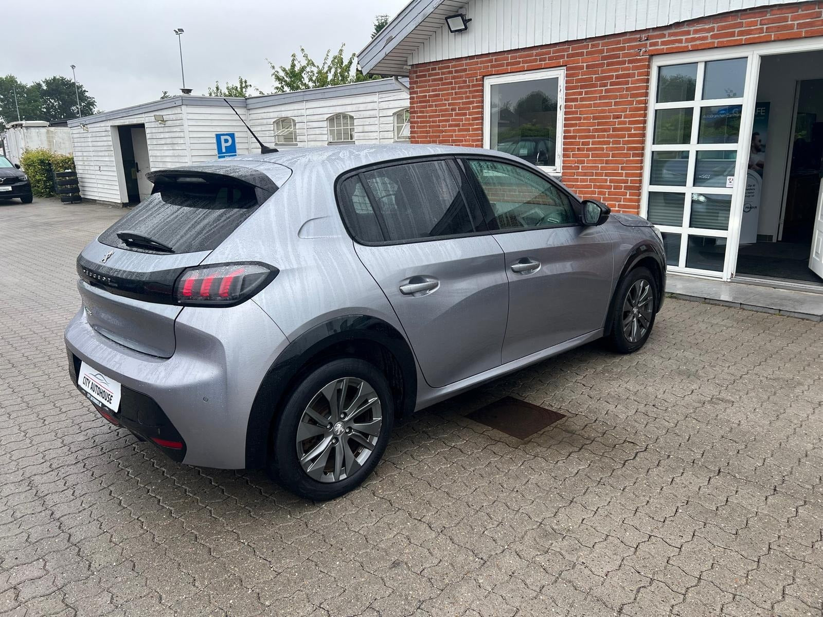 Sølv Peugeot e-208 fra 2022
