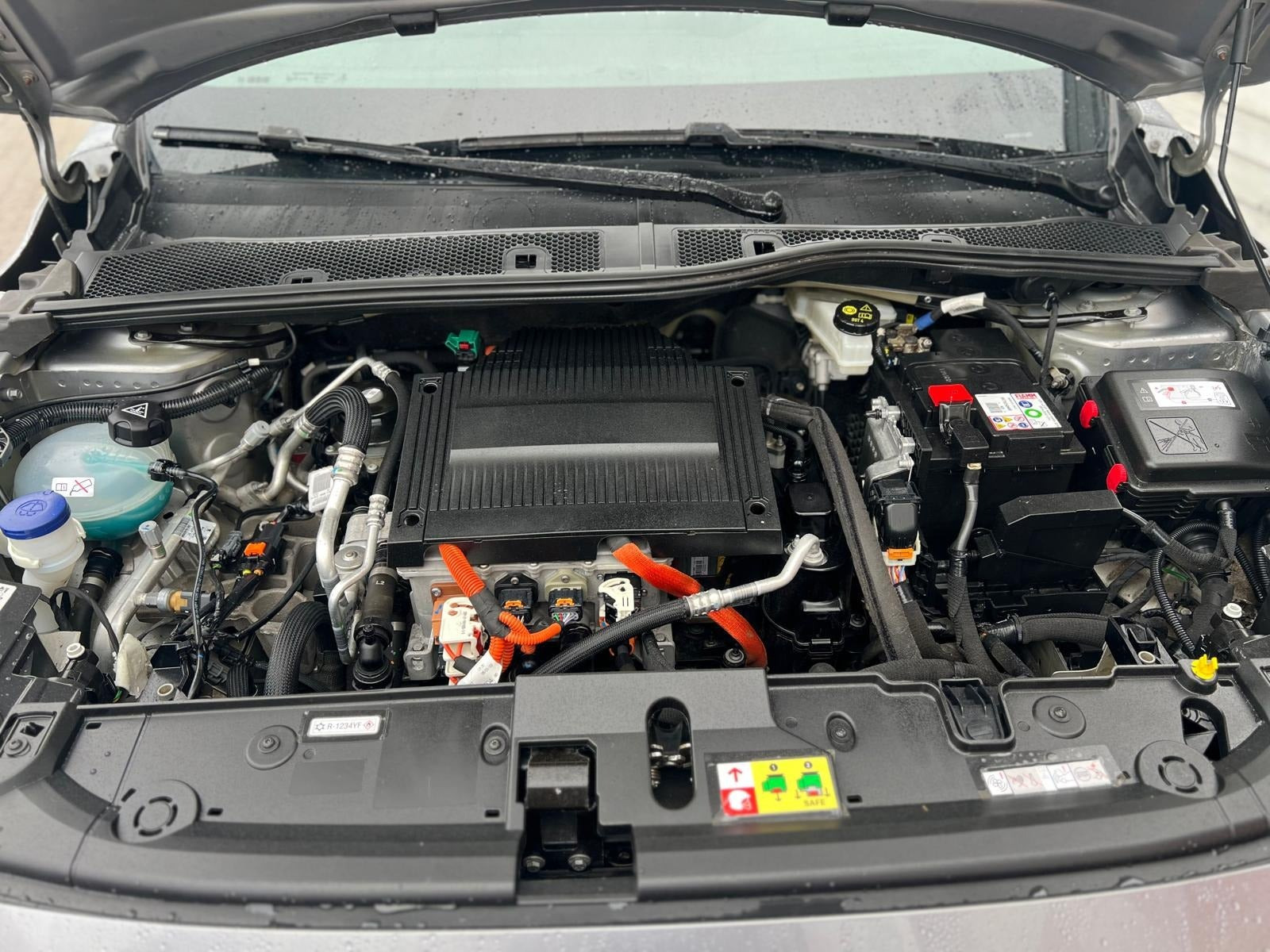 Sølv Peugeot e-208 fra 2022