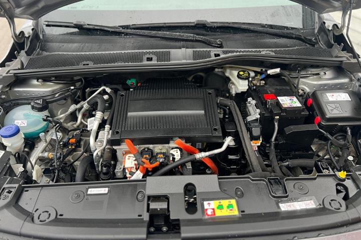 Sølv Peugeot e-208 fra 2022