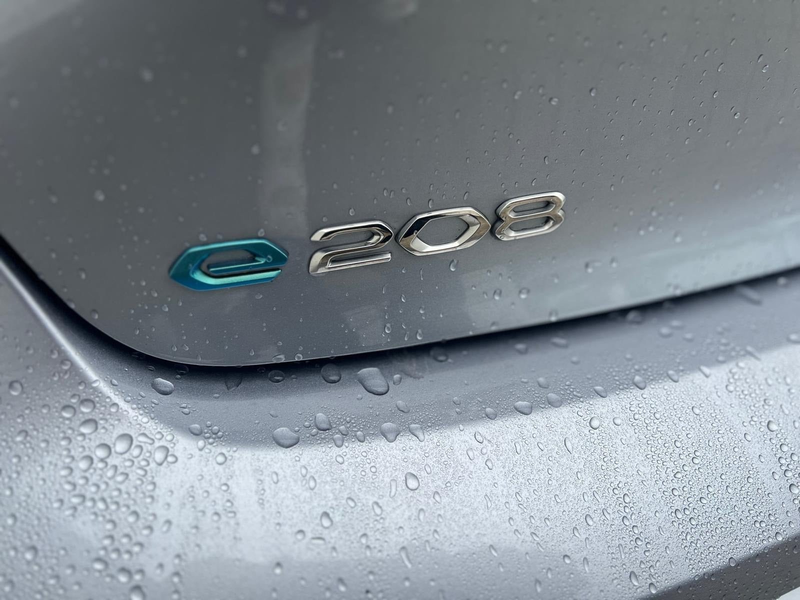 Sølv Peugeot e-208 fra 2022