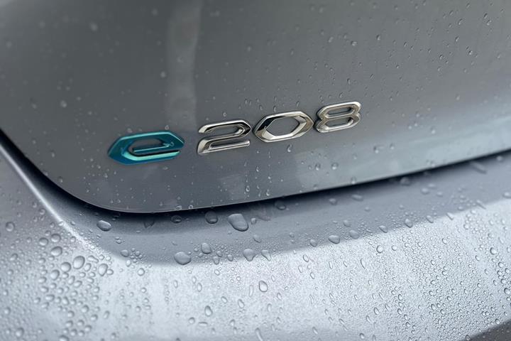 Sølv Peugeot e-208 fra 2022