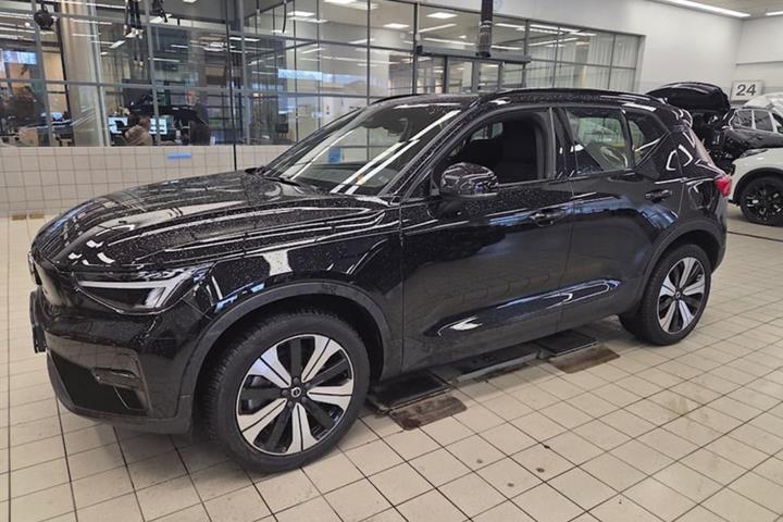 Sort Volvo XC40 fra 2023 set udefra