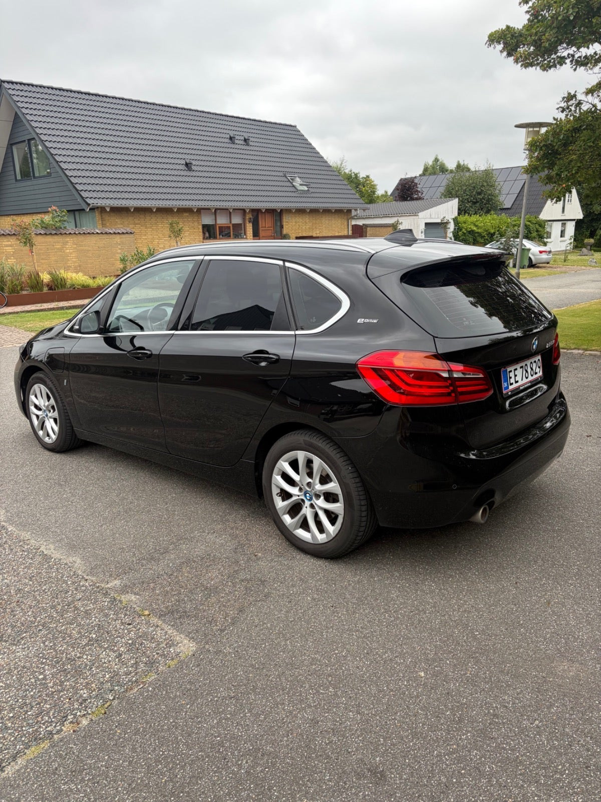 Sort BMW 225xe fra 2018
