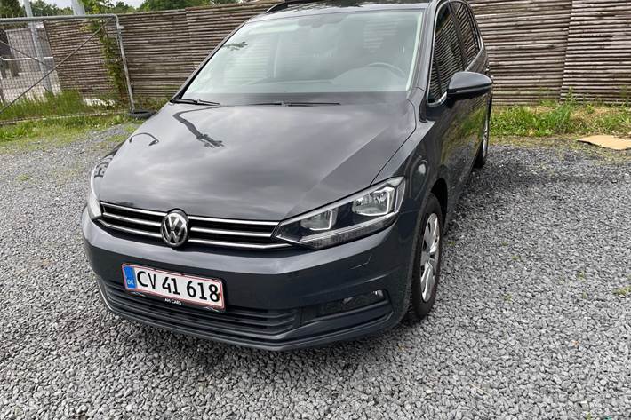 Grå VW Touran fra 2018