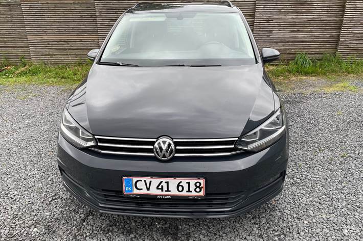 Grå VW Touran fra 2018