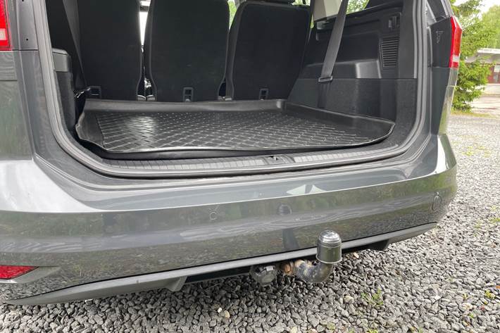 Grå VW Touran fra 2018