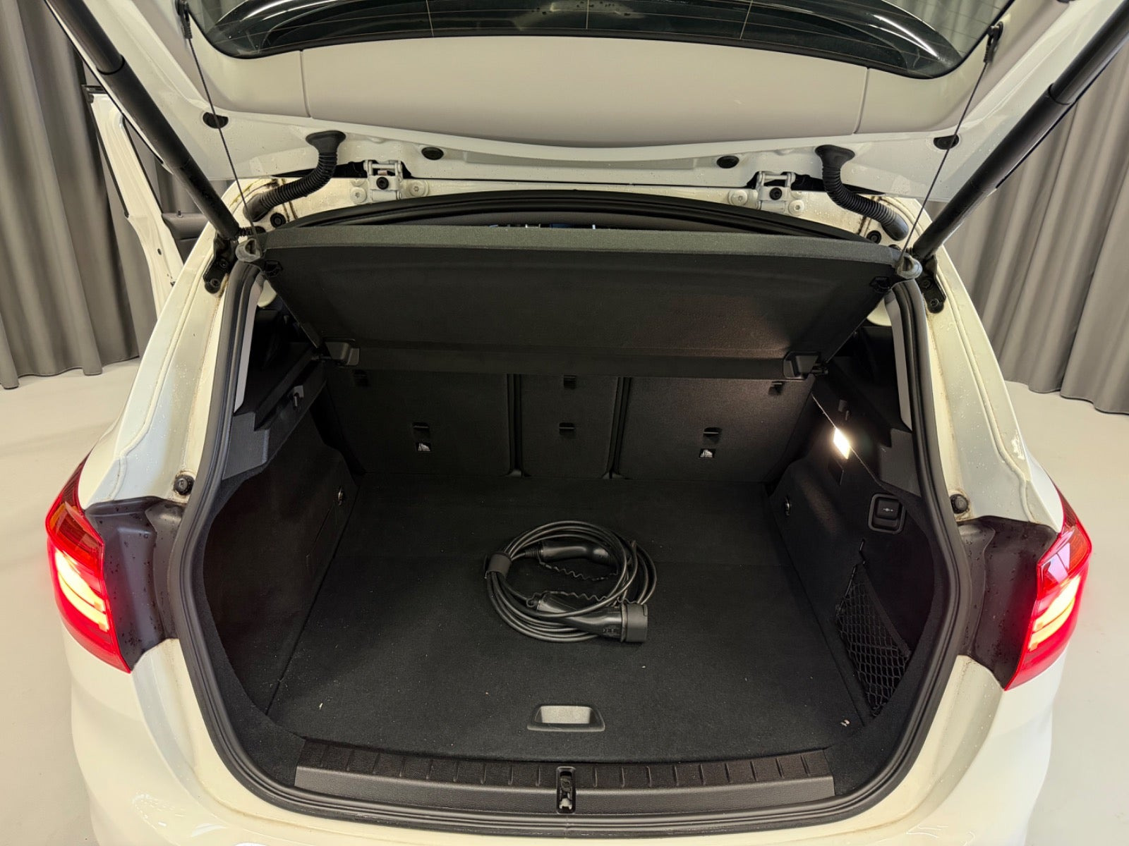 Hvid BMW 225xe fra 2019