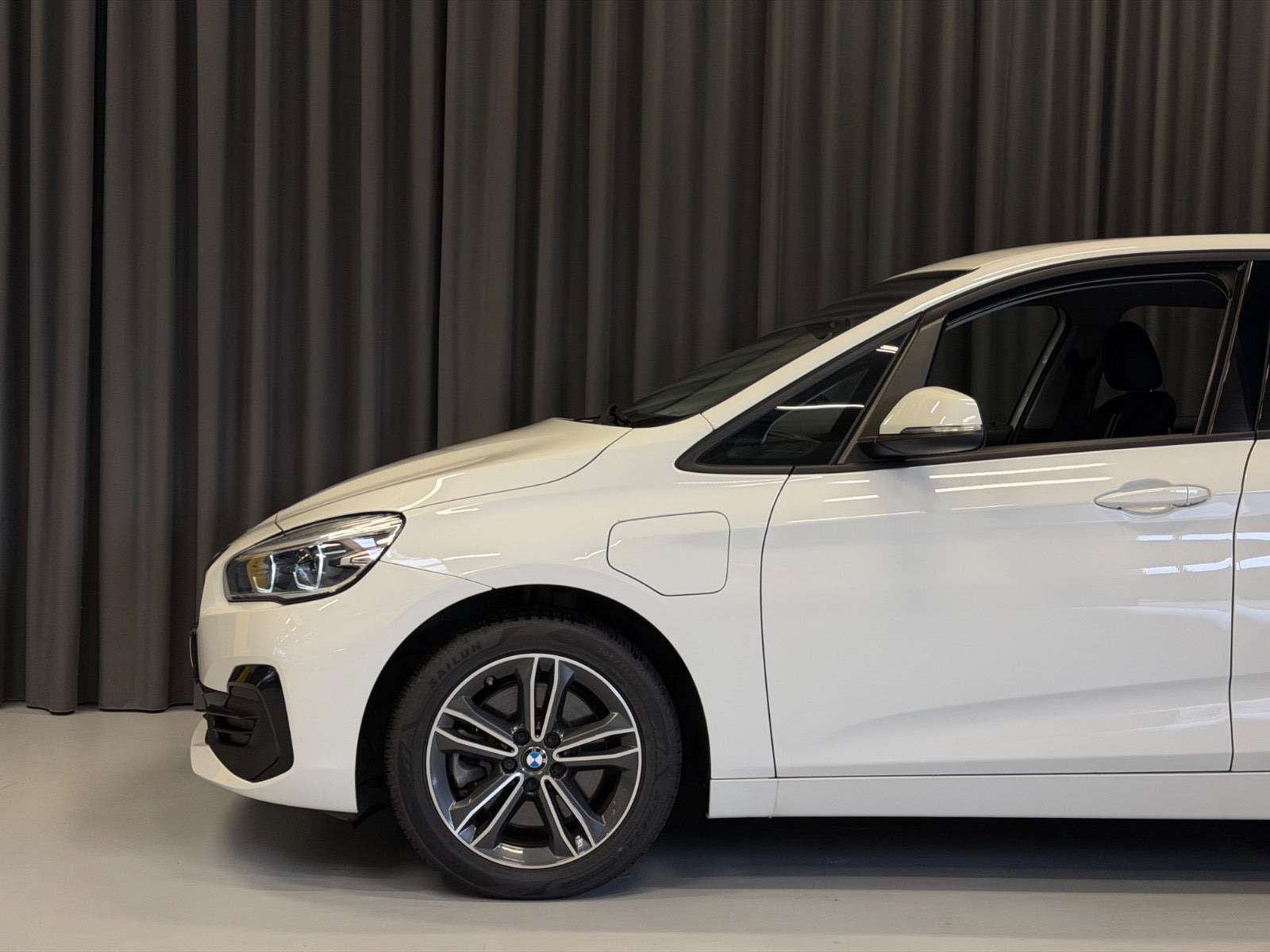 Hvid BMW 225xe fra 2019
