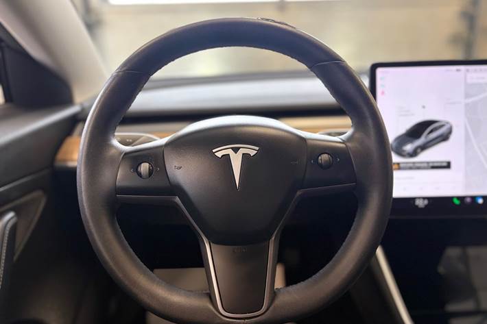 Grå Tesla Model 3 fra 2020