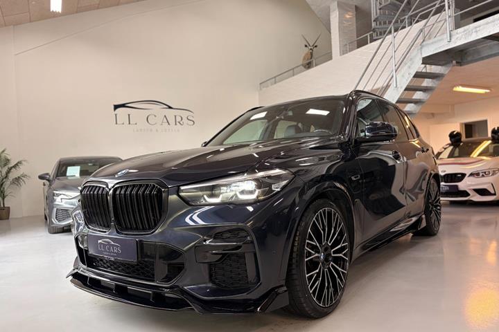Sort BMW X5 fra 2022 set udefra