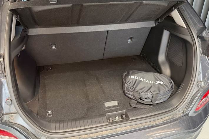 Grå Hyundai Kona fra 2020
