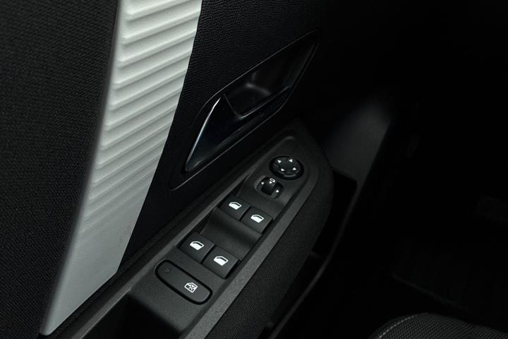 Grå Citroën ë-C4 X fra 2025