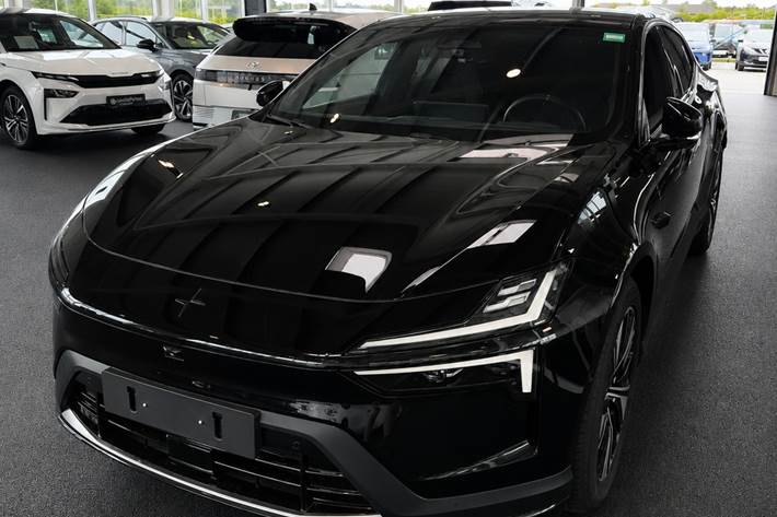Sort Polestar 4 fra 2026