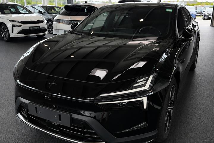Sort Polestar 4 fra 2026 set udefra