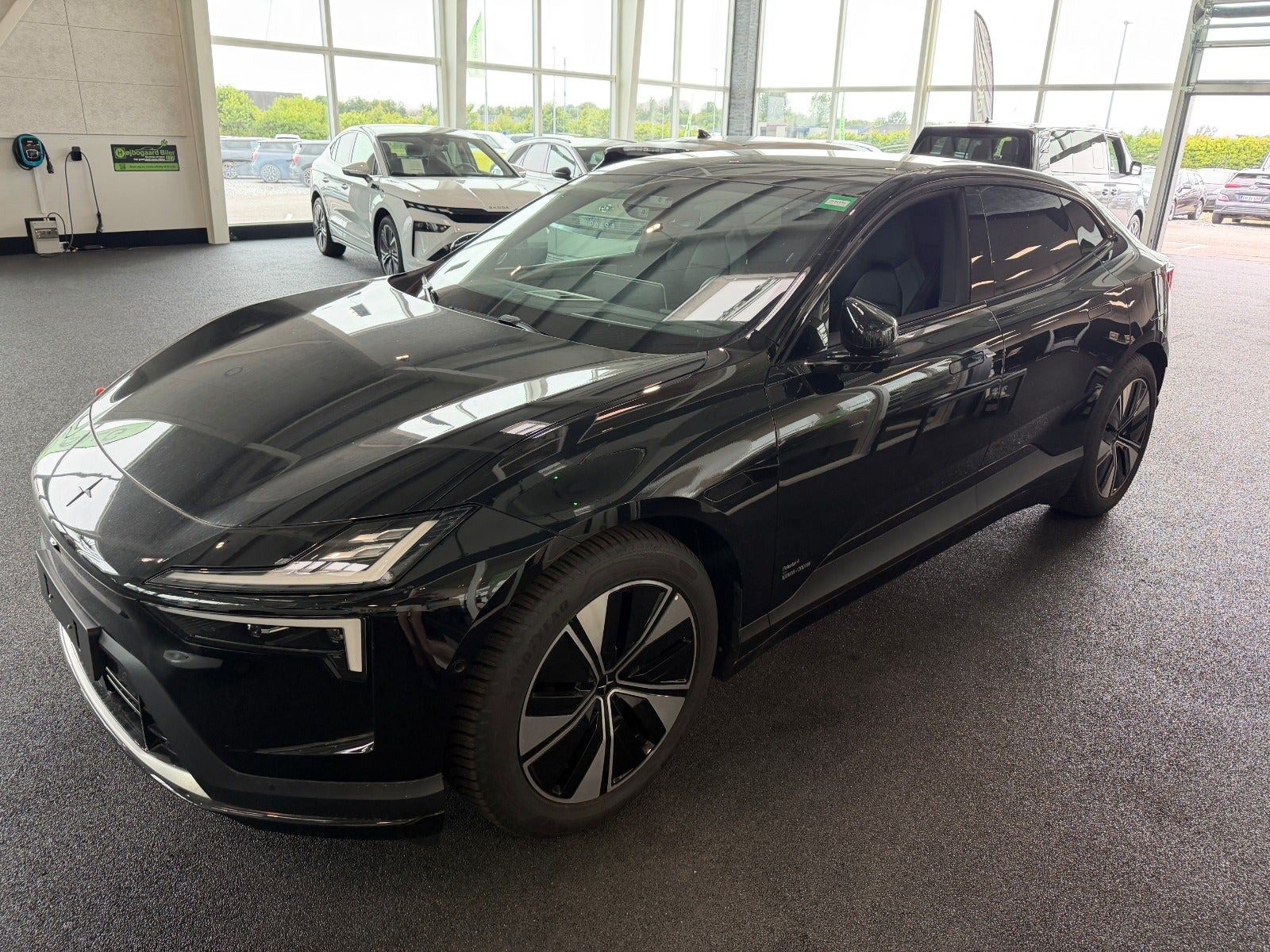 Sort Polestar 4 fra 2026
