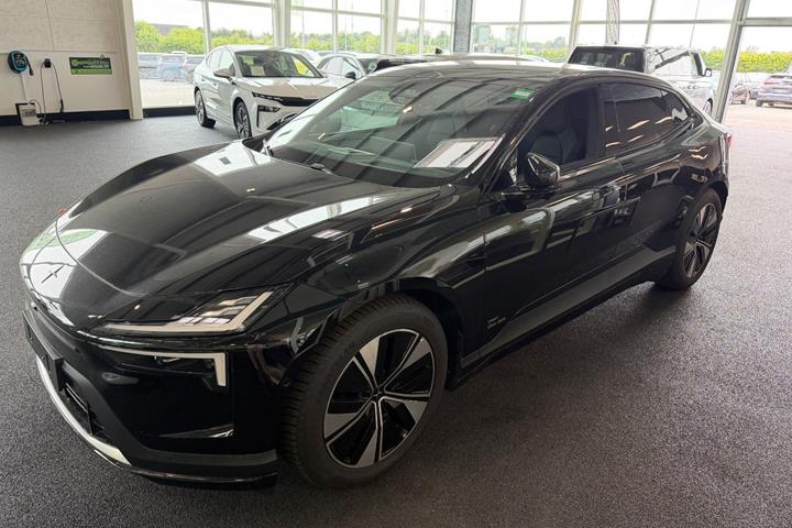 Sort Polestar 4 fra 2026
