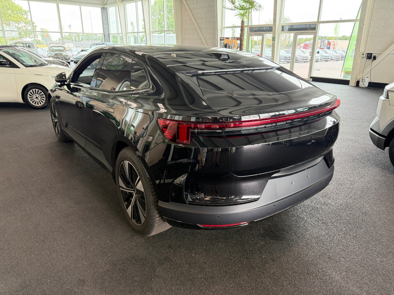 Sort Polestar 4 fra 2026