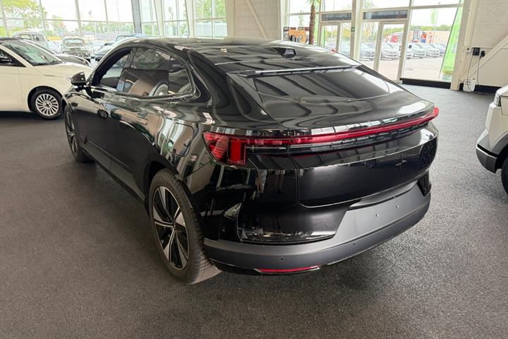 Sort Polestar 4 fra 2026