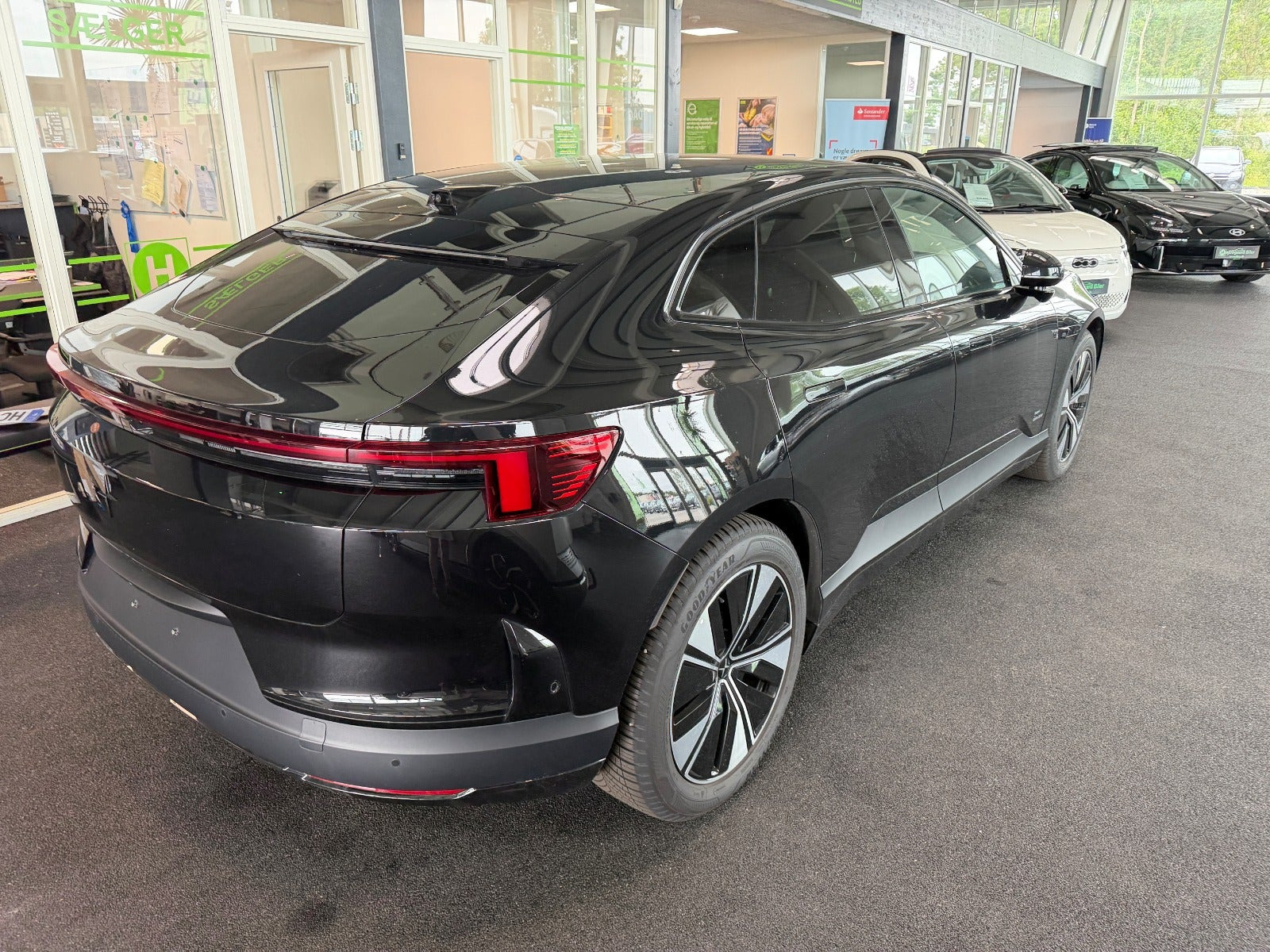 Sort Polestar 4 fra 2026