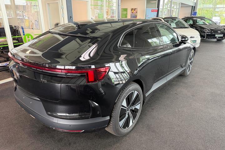 Sort Polestar 4 fra 2026